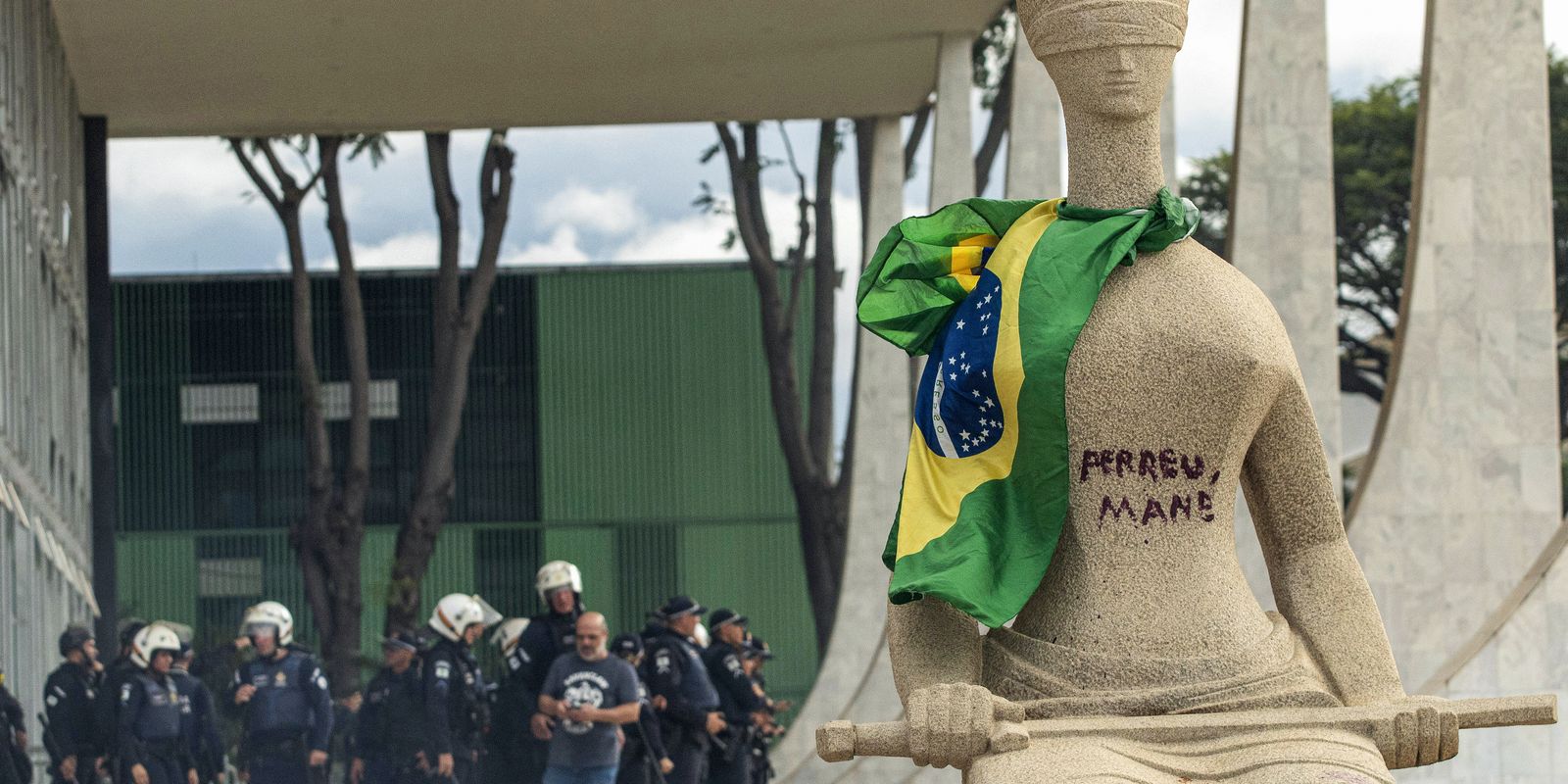 stf-condena-mulher-que-pichou-estatua-a-14-anos-de-prisao
