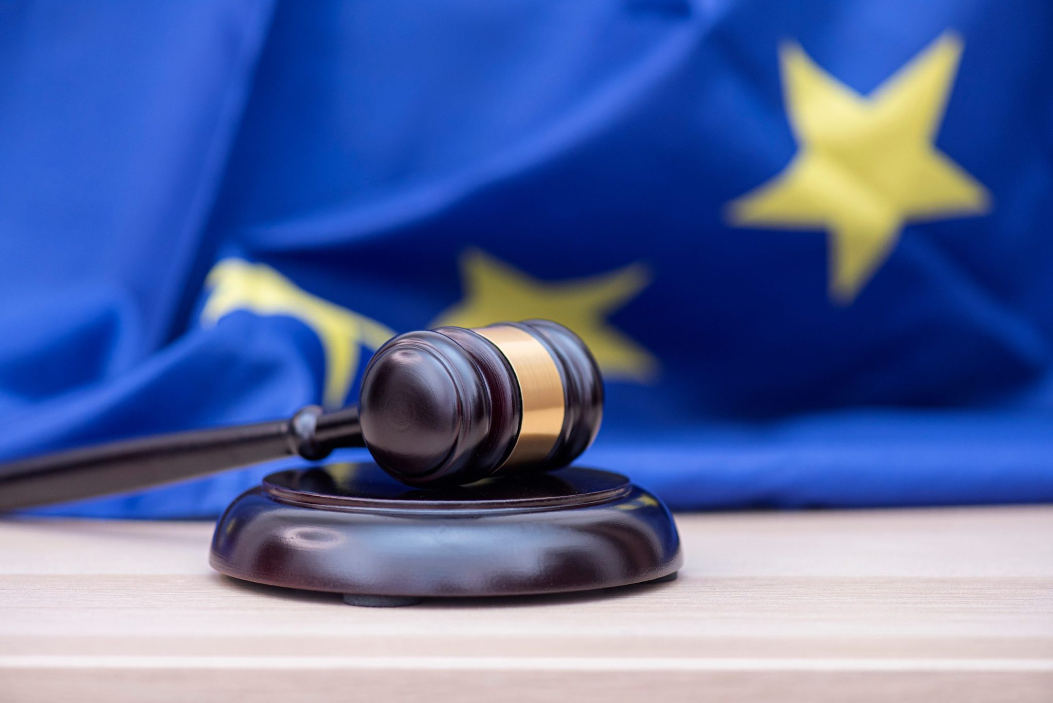 europa-adia-multa-a-apple-e-meta-enquanto-negocia-acordo-com-eua