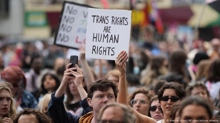 ato-em-defesa-das-pessoas-trans-reune-milhares-em-londres