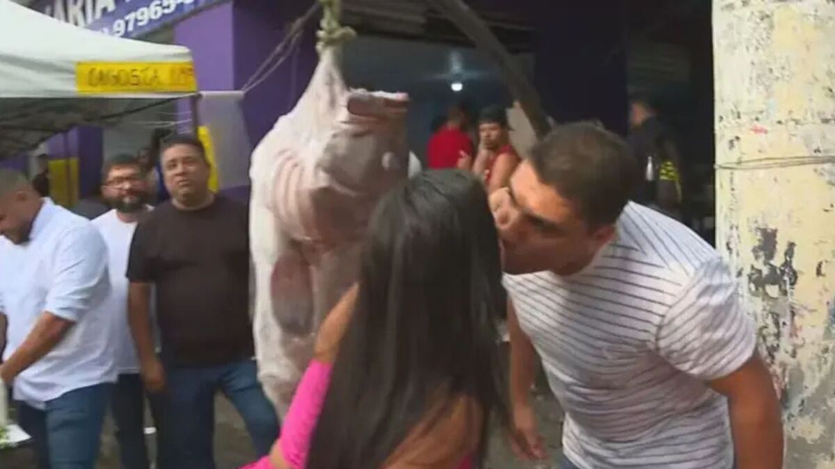 homem-tira-alianca-da-boca-de-peixe-e-pede-mulher-em-casamento