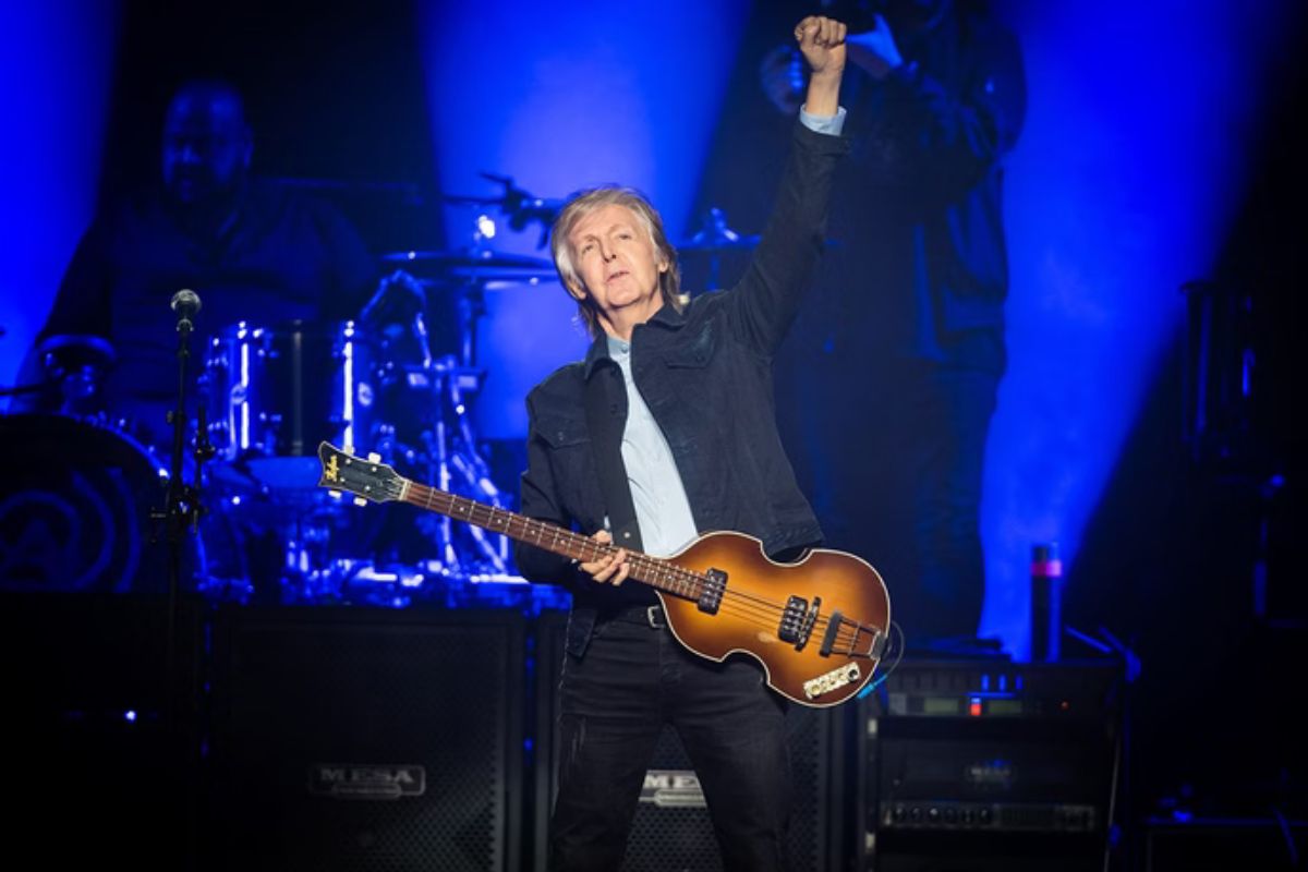 paul-mccartney-publica-foto-divertida-vestido-de-coelho.-veja