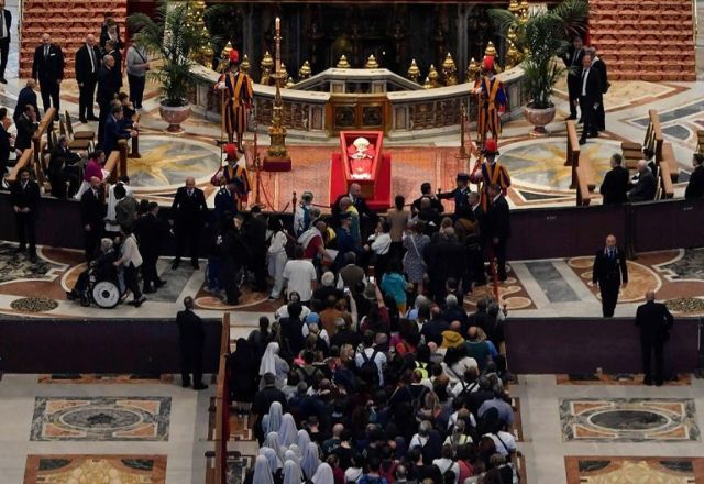 mais-de-20-mil-pessoas-ja-visitaram-velorio-do-papa-francisco;-acompanhe-ao-vivo