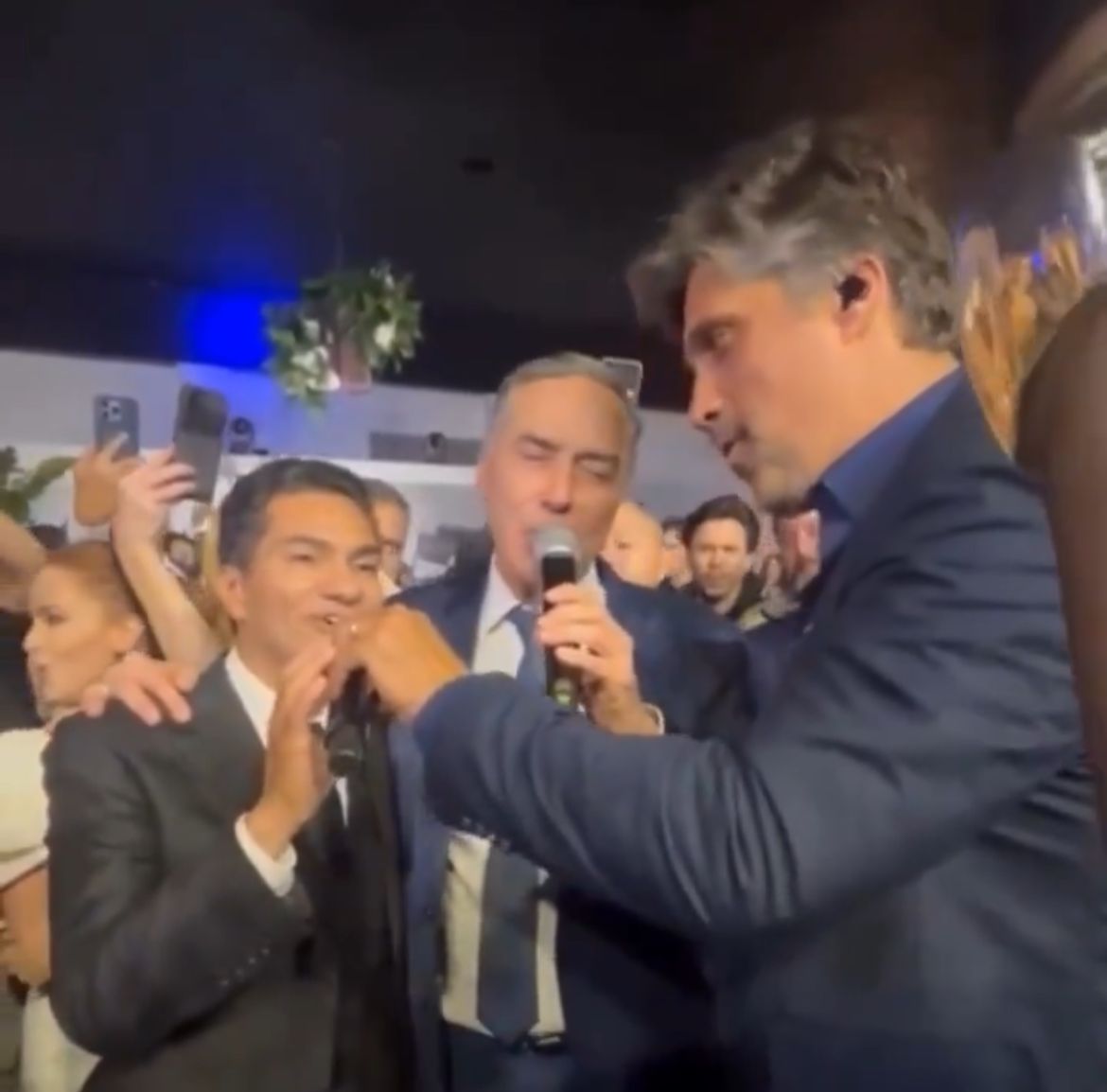 luis-roberto-barroso,-do-stf,-canta-com-sertanejo-em-festa