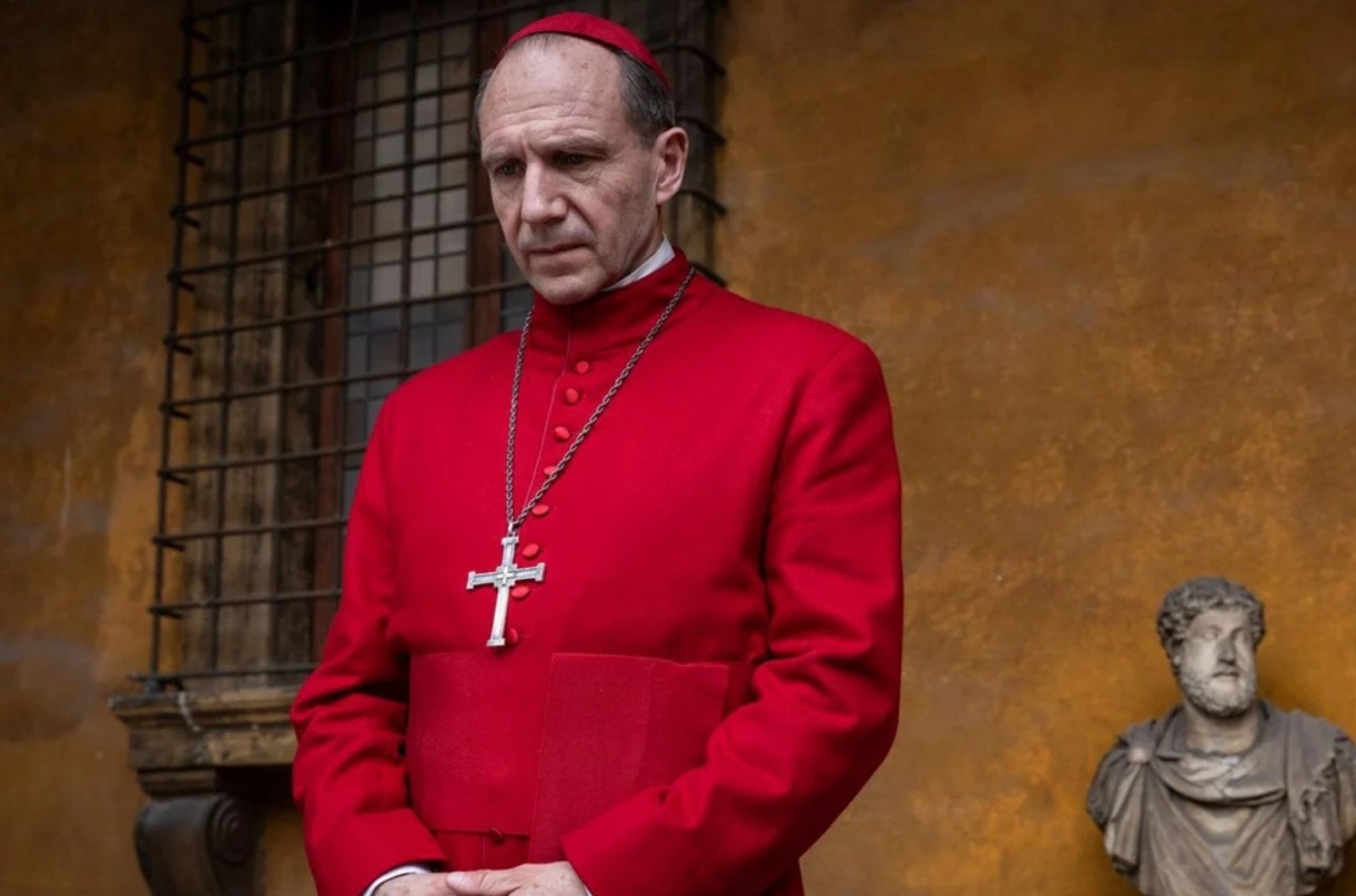 apos-‘conclave’,-ralph-fiennes-surpreende-com-mudanca-radical-do-corpo