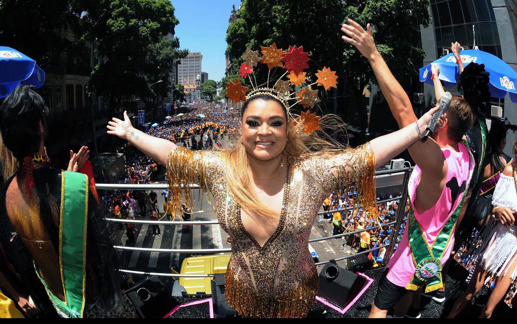 preta-gil-e-o-carnaval-do-rio:-cantora-criou-megabloco-e-foi-rainha-de-bateria-da-mangueira