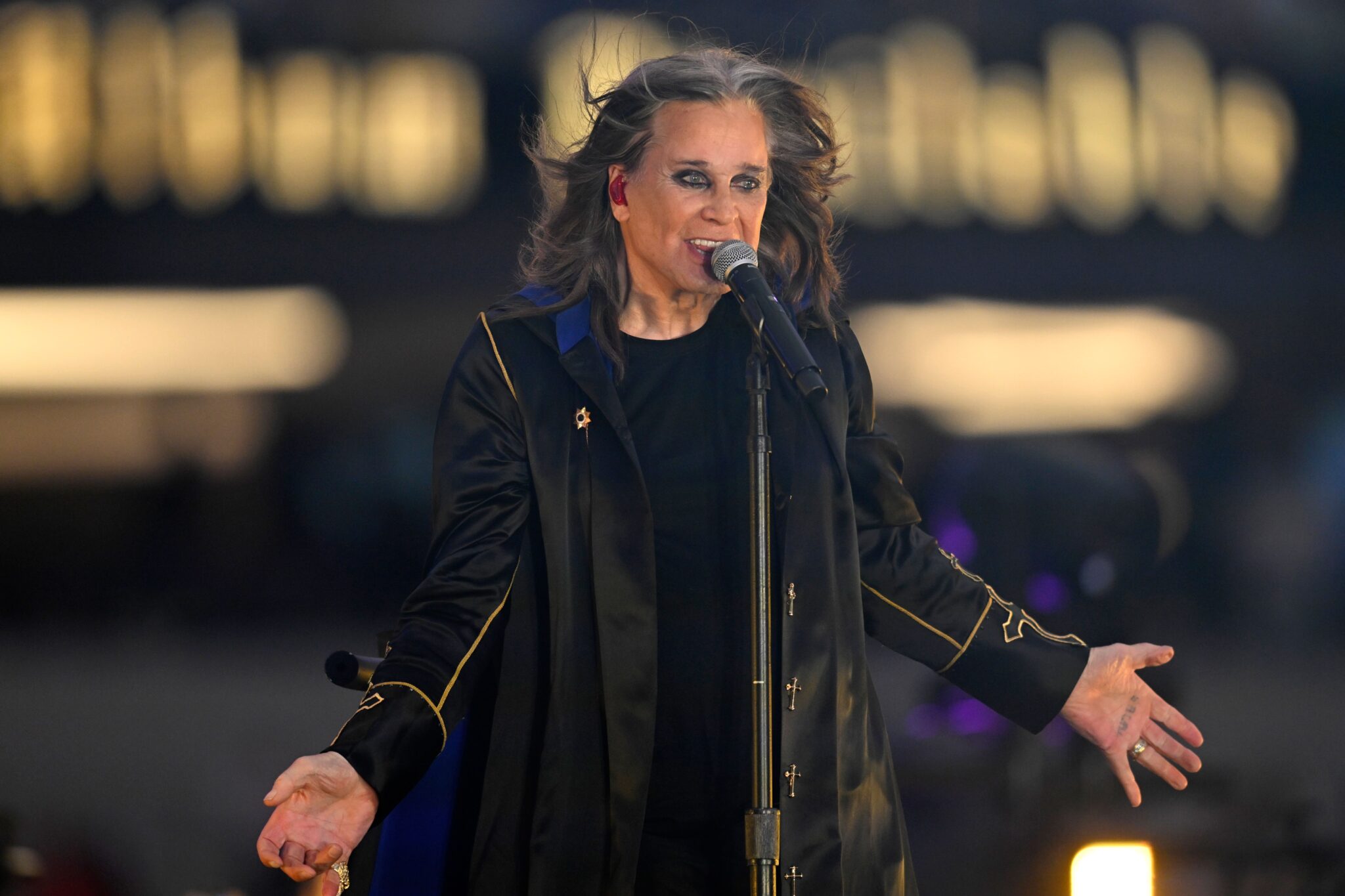 ozzy-osbourne-e-homenageado-pelo-alamo,-monumento-no-qual-urinou-em-1982