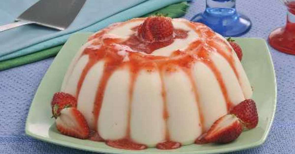 manjar-branco-com-calda-de-morango:-sirva-a-receita-no-fim-de-semana