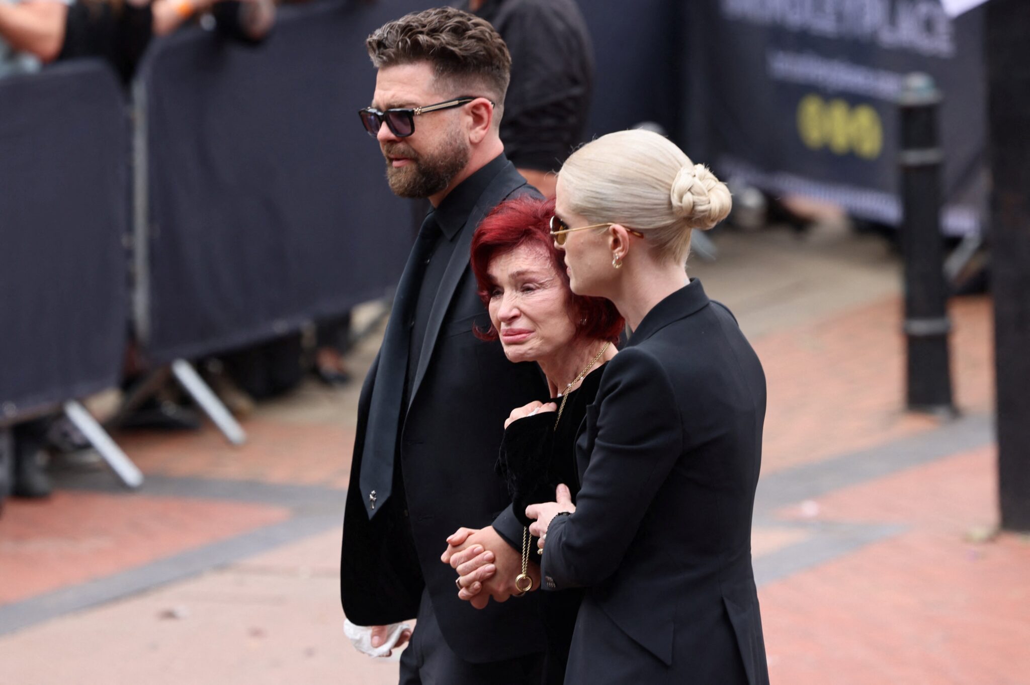 fas-e-familia-se-despedem-de-ozzy-osbourne-em-funeral-nas-ruas-de-birmingham,-na-inglaterra