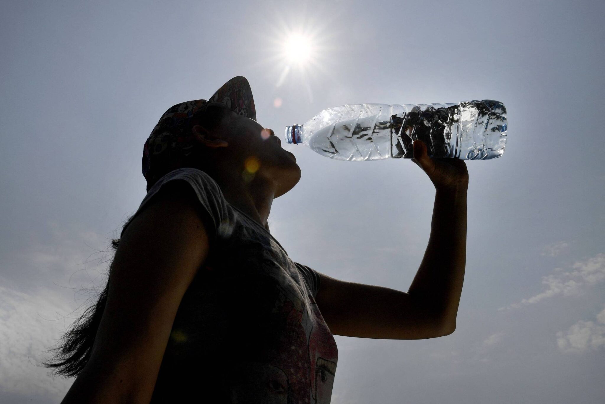 deixei-uma-garrafa-plastica-de-agua-dentro-do-carro-no-calor;-e-seguro-beber?