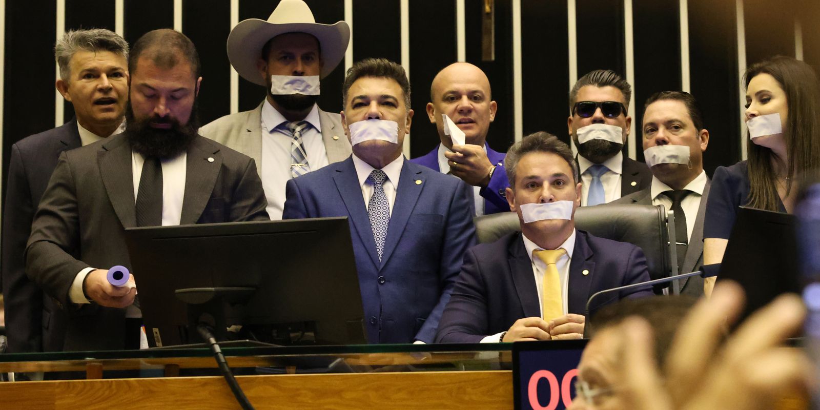 oposicao-ocupa-plenarios-por-anistia-a-8/1-e-impeachment-de-moraes