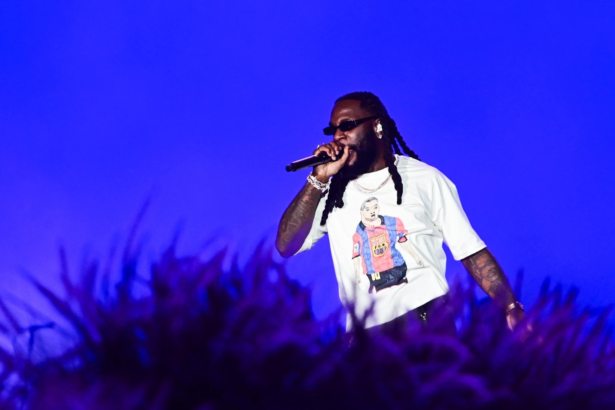 burna-boy-conquista-fas-de-travis-scott-com-batidas-africanas-pesadas-e-irresistiveis