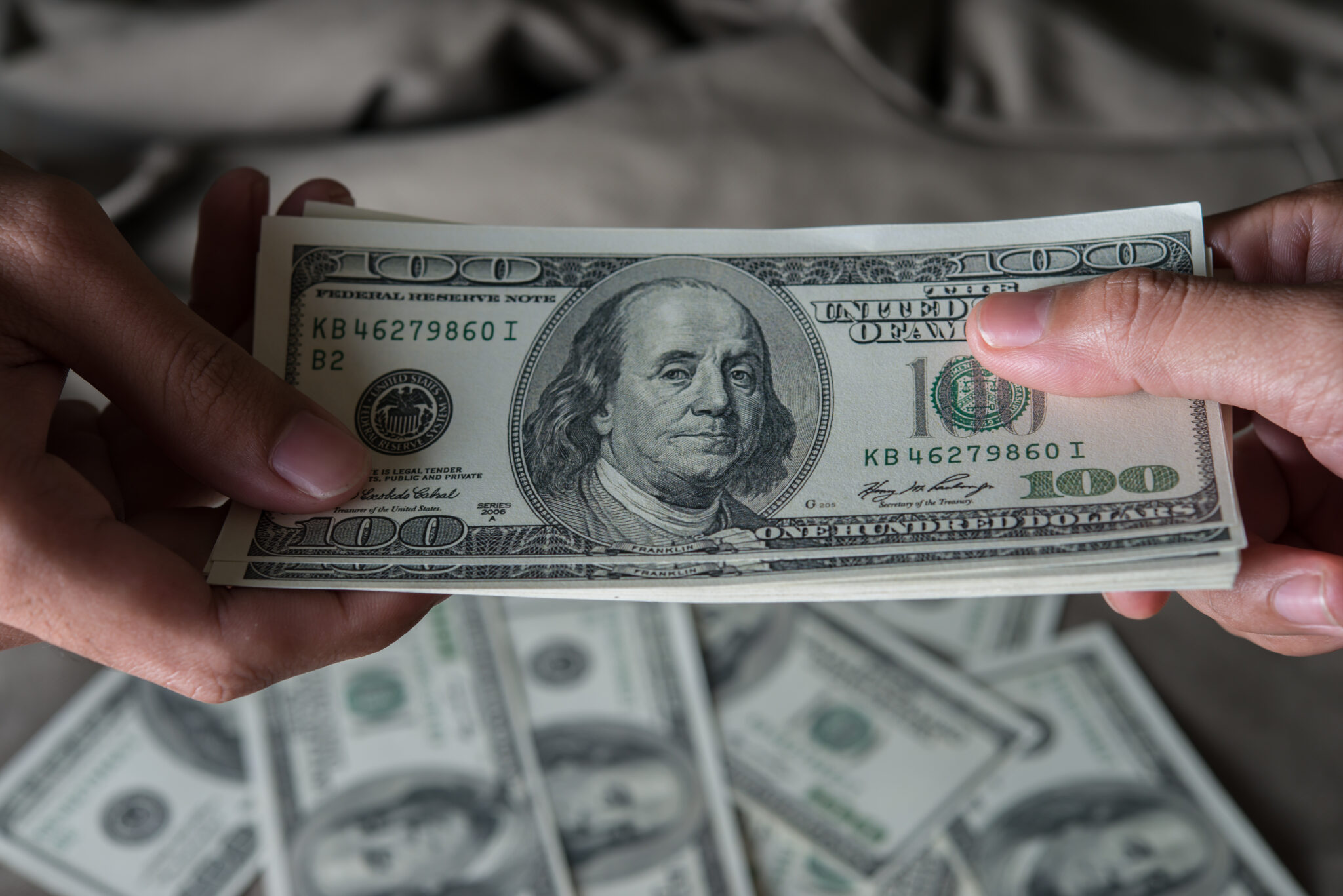 dolar-cai-ao-menor-valor-em-15-meses-no-brasil-e-fecha-a-r$-5,35