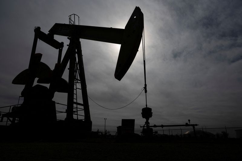petroleo-fecha-em-alta,-de-olho-em-eventual-intervencao-no-ira