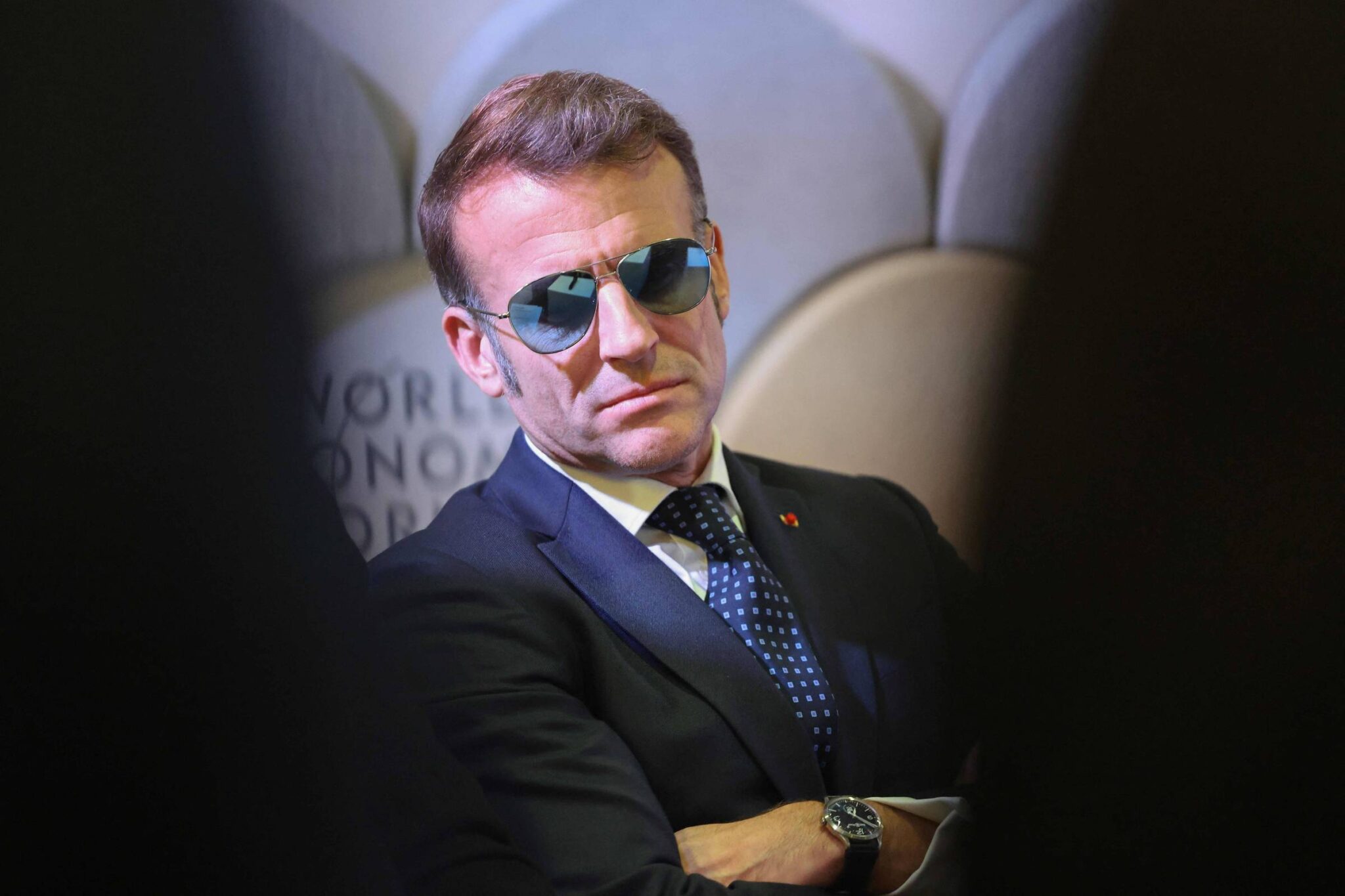 entenda-por-que-macron-esta-usando-oculos-escuros-em-ambientes-fechados