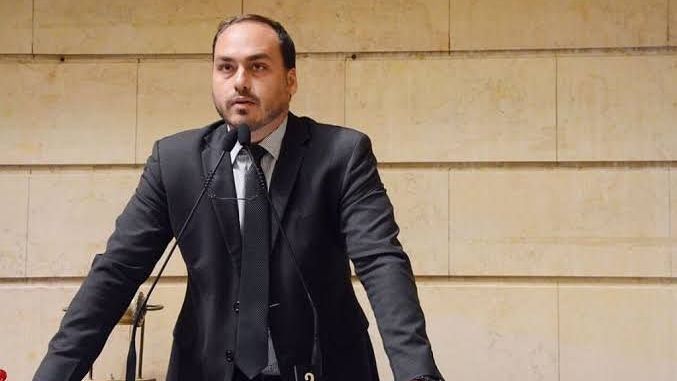 carlos-diz-que-bolsonaro-esta-abatido-e-culpa-cid-por-“familias-destruidas”