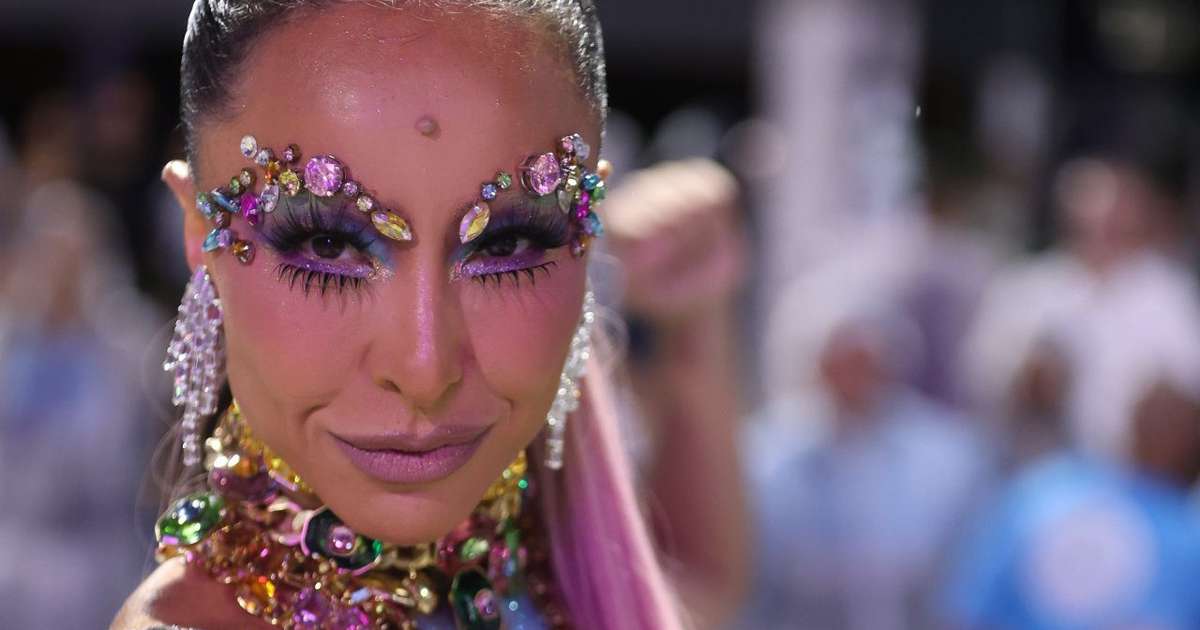 carnaval:-sabrina-sato-usa-fantasia-com-3-mil-cristais-em-ensaio