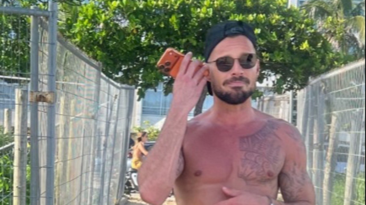 dias-apos-show-no-super-bowl-com-bad-bunny,-ricky-martin-chega-ao-rio-para-o-carnaval