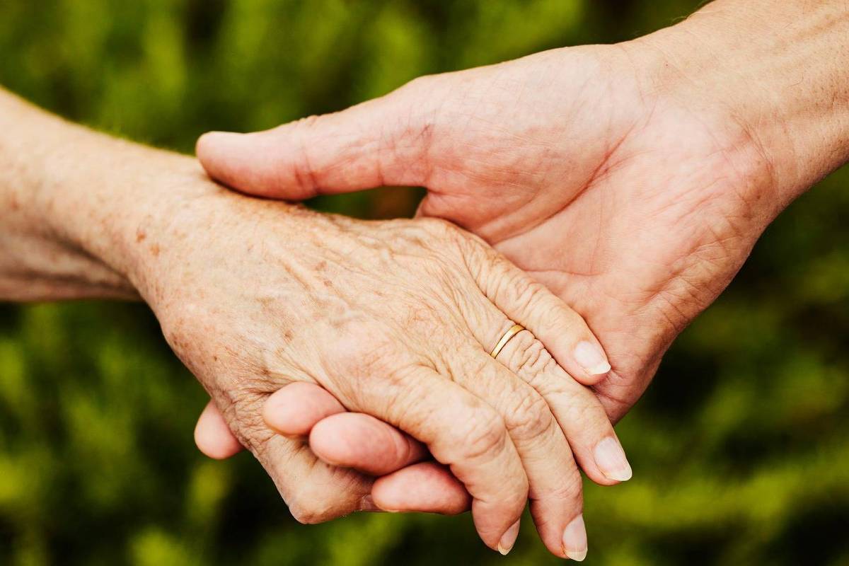 ‘muito-amor-e-um-pouco-de-sorte’:-cem-casais-revelam-o-segredo-para-um-relacionamento-feliz