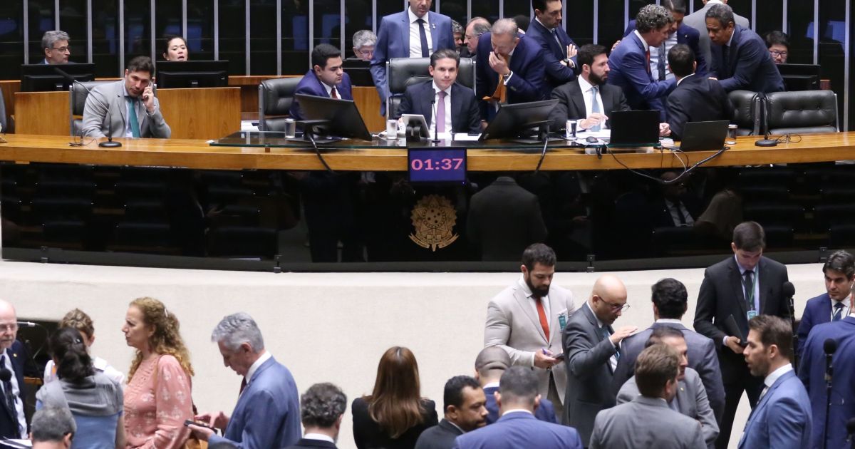 camara-reajusta-verba-de-gabinete-e-cota-parlamentar