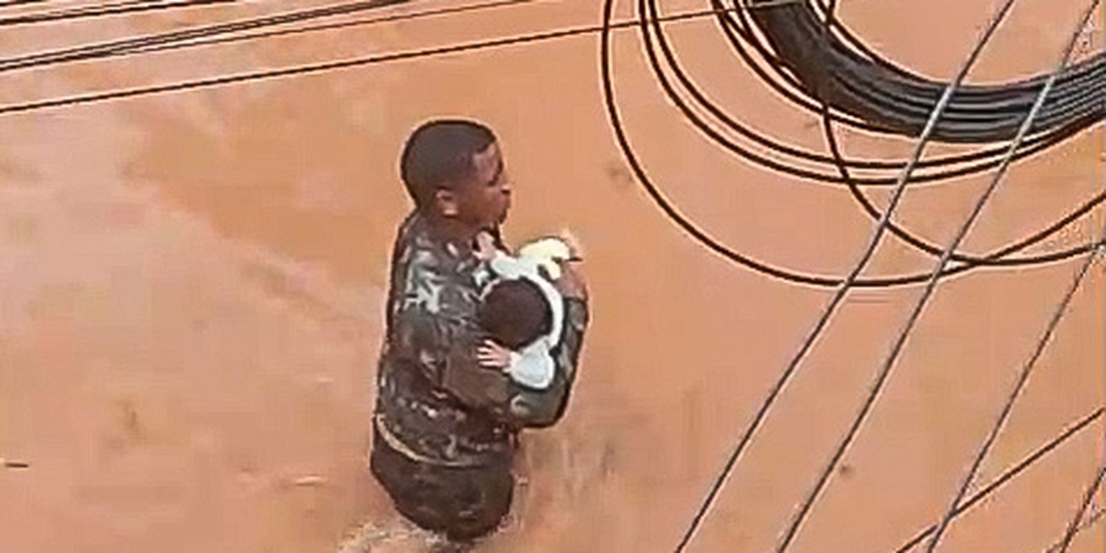 “eu-so-fui”:-ex-soldado-salva-crianca-de-inundacao-em-juiz-de-fora
