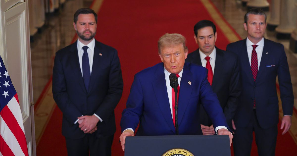 trump-abandona-lideranca-democratica-dos-eua,-diz-anne-applebaum