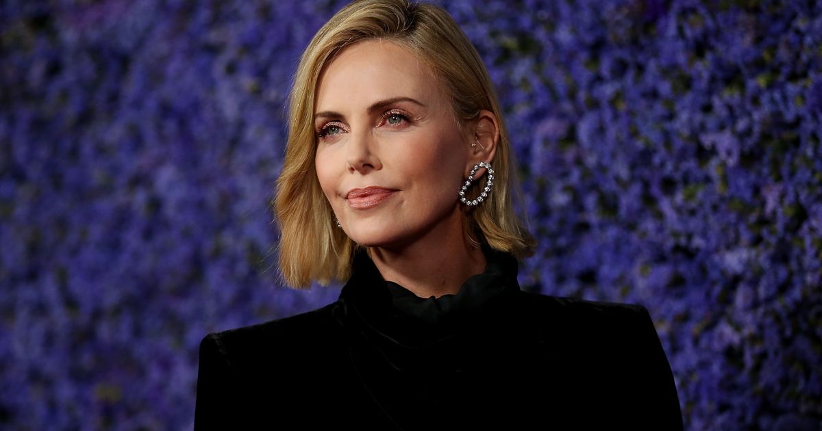 charlize-theron-diz-que-nao-quer-mais-dividir-casa-com-parceiros