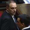Entre gritos e pipoca, Milei defende chefe de gabinete após escândalos