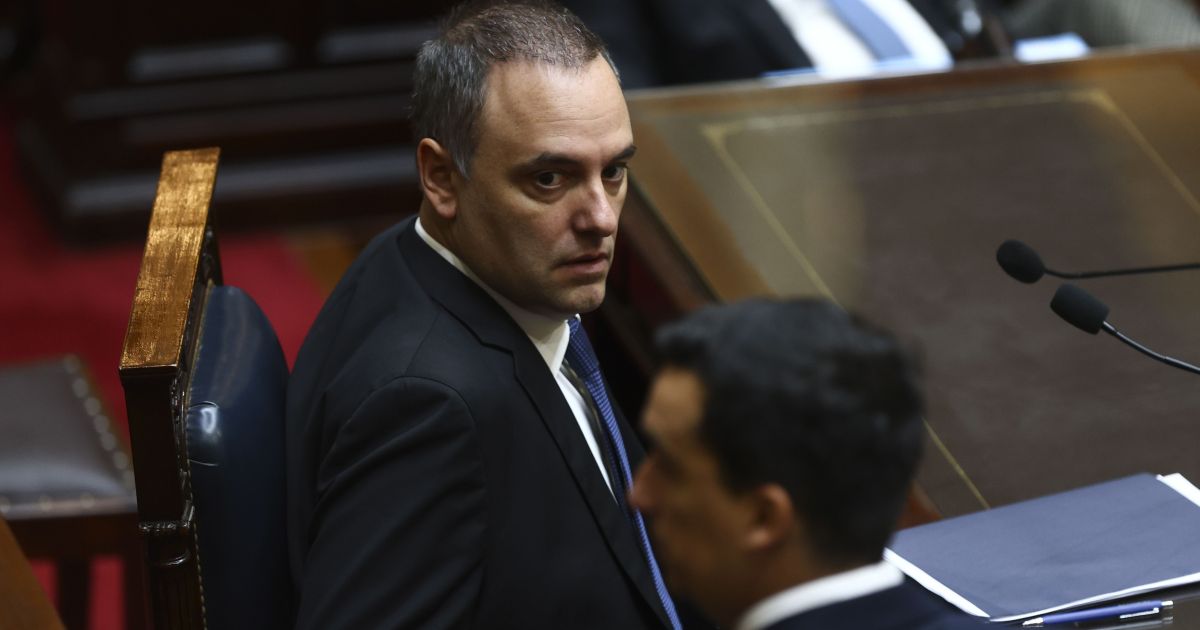 entre-gritos-e-pipoca,-milei-defende-chefe-de-gabinete-apos-escandalos