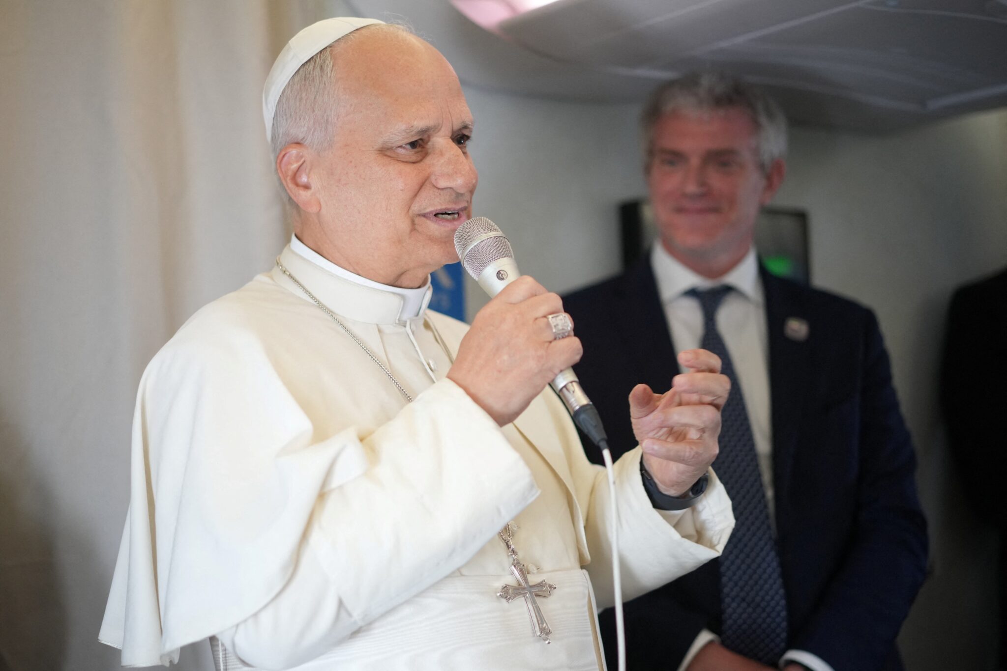 ‘six-seven’:-padre-viraliza-com-video-do-papa-leao-xiv-fazendo-a-trend;-veja