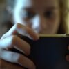 Suécia pede que pais não usem o celular ao lado dos filhos
