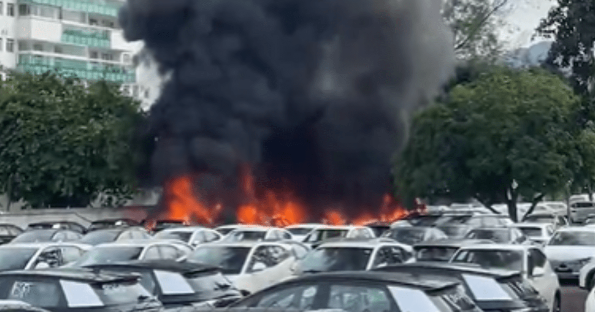 rj:-helicopteros-cairam-em-patio-e-causaram-incendio-de-20-carros-eletricos