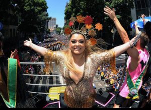 preta-gil-e-o-carnaval-do-rio:-cantora-criou-megabloco-e-foi-rainha-de-bateria-da-mangueira