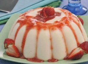manjar-branco-com-calda-de-morango:-sirva-a-receita-no-fim-de-semana