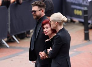 fas-e-familia-se-despedem-de-ozzy-osbourne-em-funeral-nas-ruas-de-birmingham,-na-inglaterra