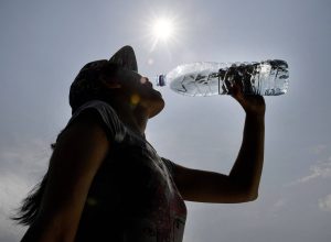 deixei-uma-garrafa-plastica-de-agua-dentro-do-carro-no-calor;-e-seguro-beber?