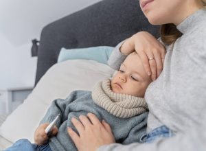 febre-em-criancas:-saiba-o-que-fazer-e-quando-levar-ao-pronto-socorro