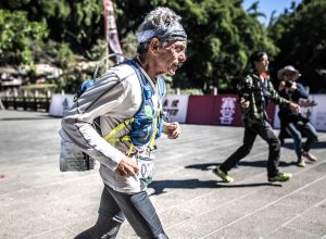 ultramaratonista-de-80-anos-quebra-recordes-e-inspira-corredores