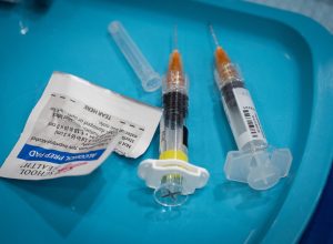 secretario-de-saude-dos-eua-tenta-enfraquecer-programas-de-vacinacao-nas-escolas