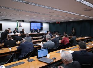 avanca-na-camara-proposta-que-enquadra-tecnicos,-djs-e-garcons-no-mei