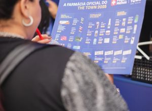 analgesicos,-funil-urinario-e-preservativos-de-brinde:-como-e-a-farmacia-do-the-town