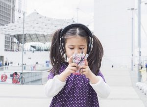 criancas-e-adolescentes-assistem-mais-a-videos-de-influenciadores-digitais-do-que-a-series-e-filmes,-diz-pesquisa