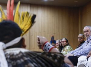 apos-protesto,-mundurukus-sao-recebidos-por-lago,-guajajara-e-marina