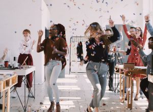 comportamento-inadequado-na-festa-da-empresa-pode-levar-a-justa-causa