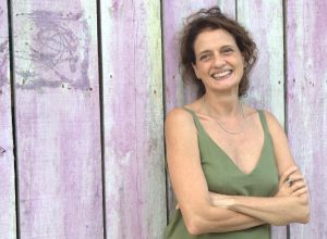 ‘feliz-em-ver-pessoas-torcendo-por-artista-como-se-torce-por-jogador-de-futebol’,-diz-denise-fraga