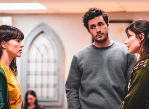 a-melhor-comedia-romantica-de-2025-nasceu-de-um-menage.-e-e-bem-menos-leve-do-que-parece