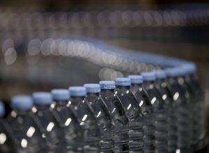 no-brasil,-ate-agua-engarrafada-e-mais-taxada-que-bebida-acucarada,-diz-relatorio-da-oms