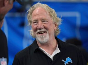 ator-timothy-busfield-se-entrega-a-policia-apos-ter-prisao-decretada-por-abuso-sexual-infantil-em-set-de-serie