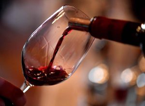 entenda-por-que-a-tolerancia-ao-alcool-diminui-com-a-idade-e-a-ressaca-piora