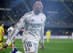 mbappe-faz-dois,-real-madrid-vence-o-villarreal-e-assume-a-lideranca-do-espanhol