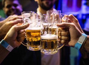 bebidas-adulteradas-com-metanol-tinham-mesmo-preco-de-garrafas-originais,-diz-delegada